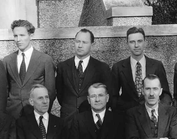 Earl Ingerson (back row-center) poses with his Carnegie Geophysical Laboratory colleagues in 1939. (Image courtesy of Carnegie Institution, Geophysical Laboratory)