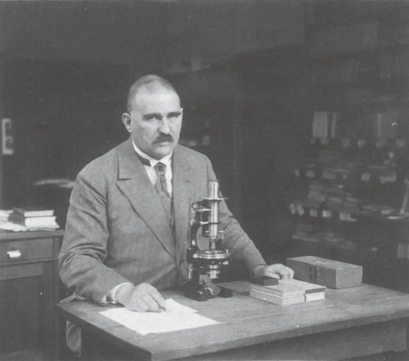 V.M. Goldschmidt sitting in his office in the Mineralogisk-Geologisk Museum in Oslo in the 1920s.